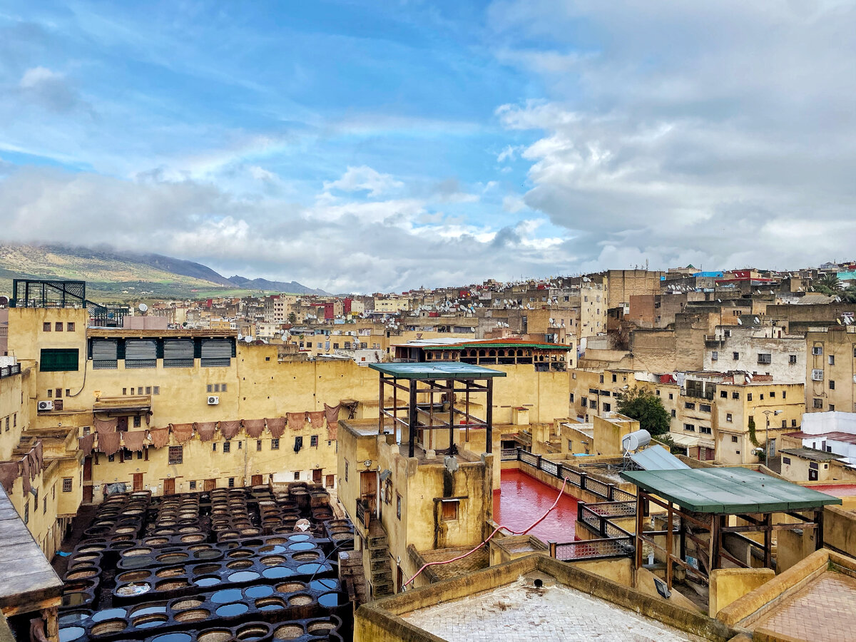 Самый популярный и узнаваемый вид на Фес — кожевенные красильни.