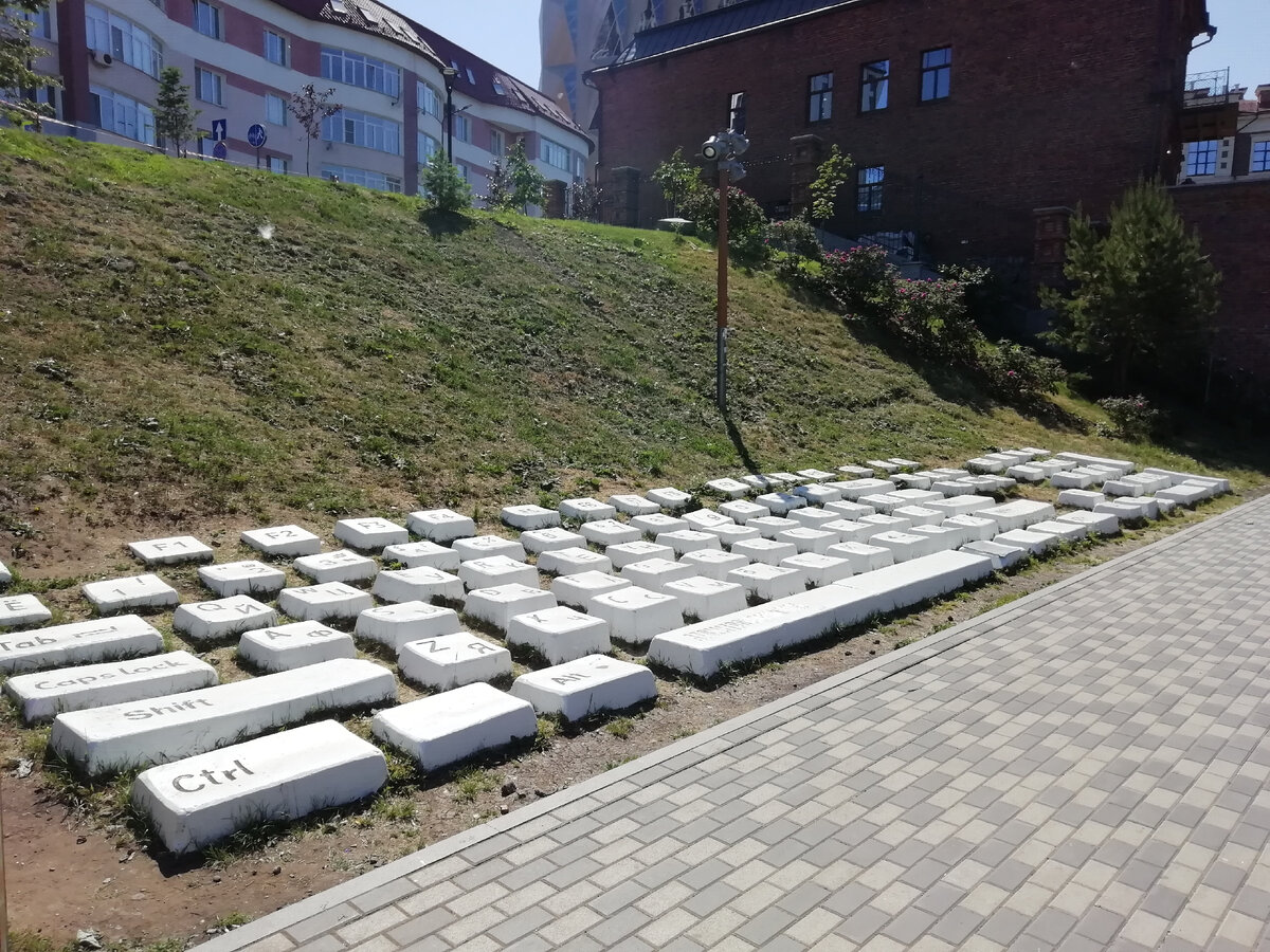 Памятник клавиатуре из камней
