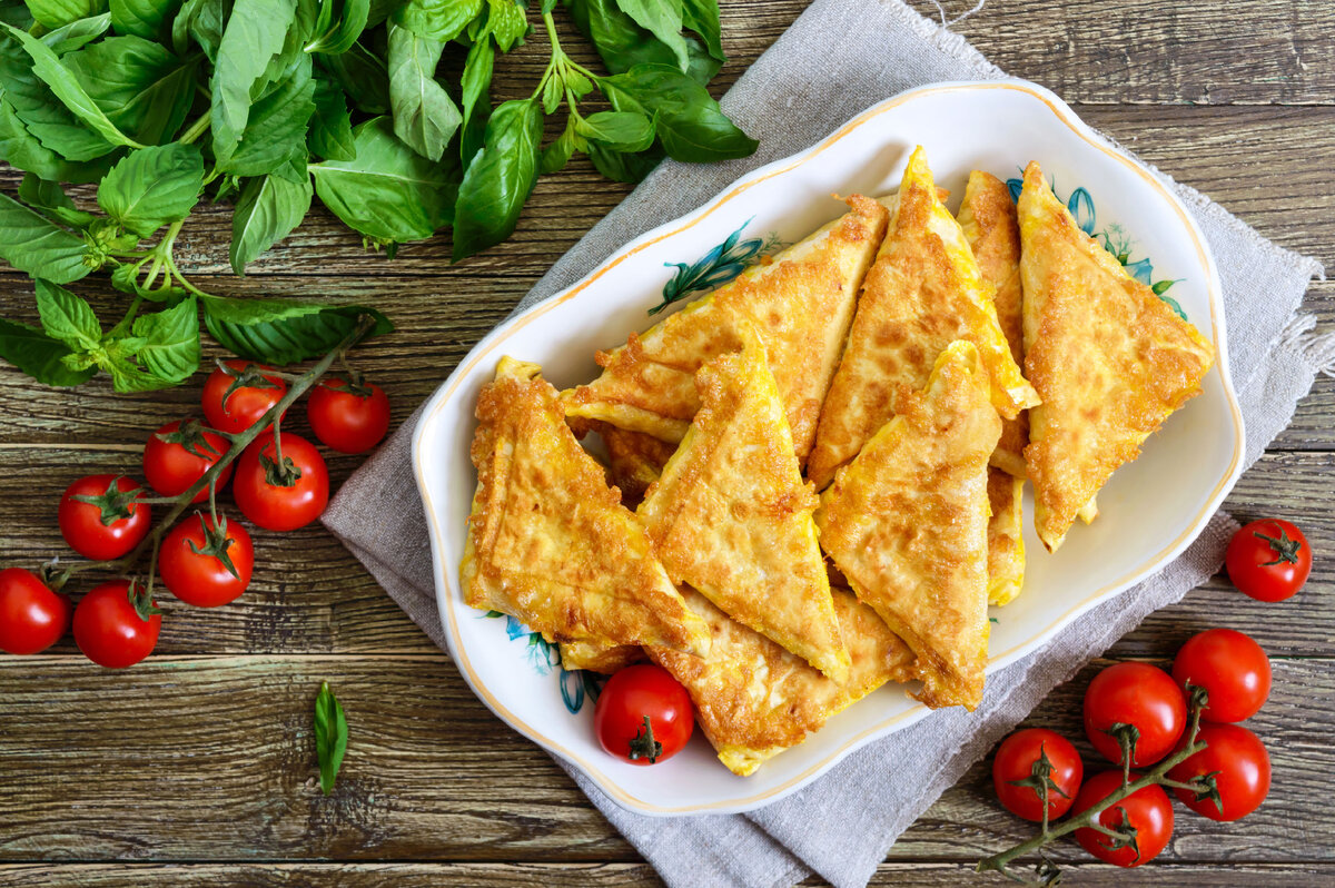 Конвертики из лаваша с сыром и колбасой. Лавашные конвертики. Лаваш с сыром и зеленью. Треугольники из лаваша с творогом и сыром. Конвертики из лаваша с сыром.