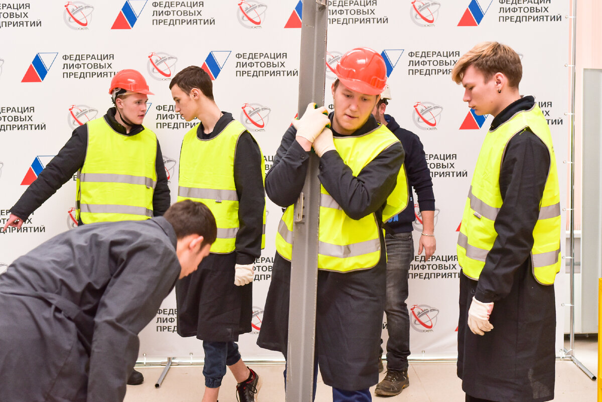 Студенты колледжа на стажировка с Лифт-Импорт