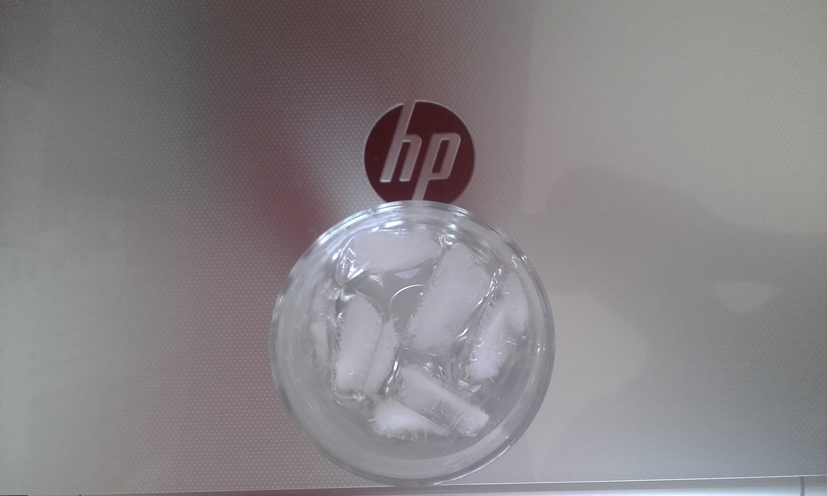 Фото сделано автором. Ноутбук водой со льдом не охладишь