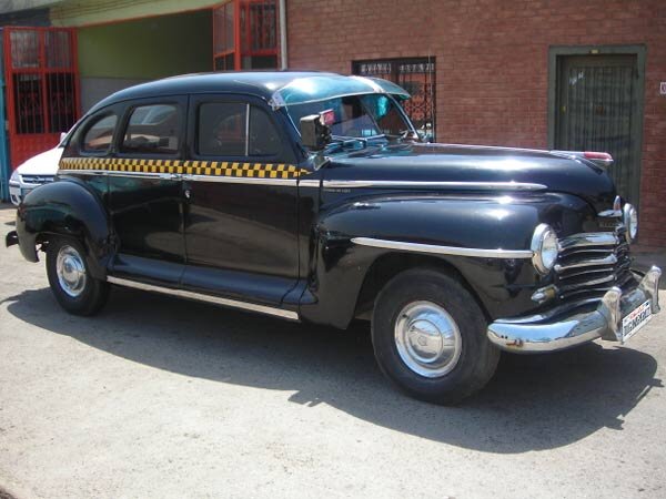 
Ситуация изменилась после того, как руководителем подразделения стал Вирджил Экснер. Его первым же указом была начата разработка совершенно новых моделей. Источником вдохновения американских автодизайнеров тех лет служили новейшие реактивные истребители. Огромные задние крылья стали авто-символом Америки конца 50-хх. И дизайнеры Плимута, настроенные на возвращение своей марке звания современного, стильного и не дорогого автомобиля, не могли обойти стороной эти веяния. Впервые для Плимутов подразумевалось устанавливать мощный 8-ми цилиндровый двигатель, с двумя карбюраторами. Его рабочий объём составлял 318 кубических дюймов (это около 5,2 литра), мощность — 290 л.с. при 5200 об/м . Сказать честно, для того времени это был монстр, развивающий скорость 100 км/ч, подумать только, за 7,7 секунды, а максимальной отметкой на спидометре красовалось 120 миль в час (примерно 190 км/ч). И так, получив свой революционный аэродизайн и отличную управляемость, обеспечивавшуюся новейшей бесшкворневой передней подвеской на торсионных стержнях в 1957 году бежево-золотистая фурия сошла с конвейера. Именно бежевая. До 1959 года Фурии красились исключительно в бежевый цвет с золотистой полосой.
