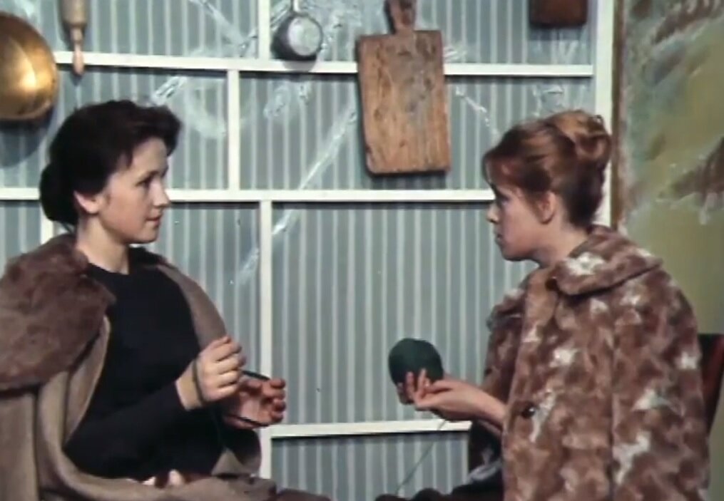 Соседка (справа, Алиса Фрейндлих) и мать Пети (Алла Мещерякова). Кадр из фильма