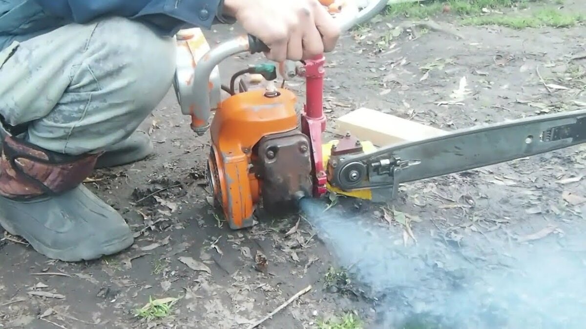 дымит двухтактник