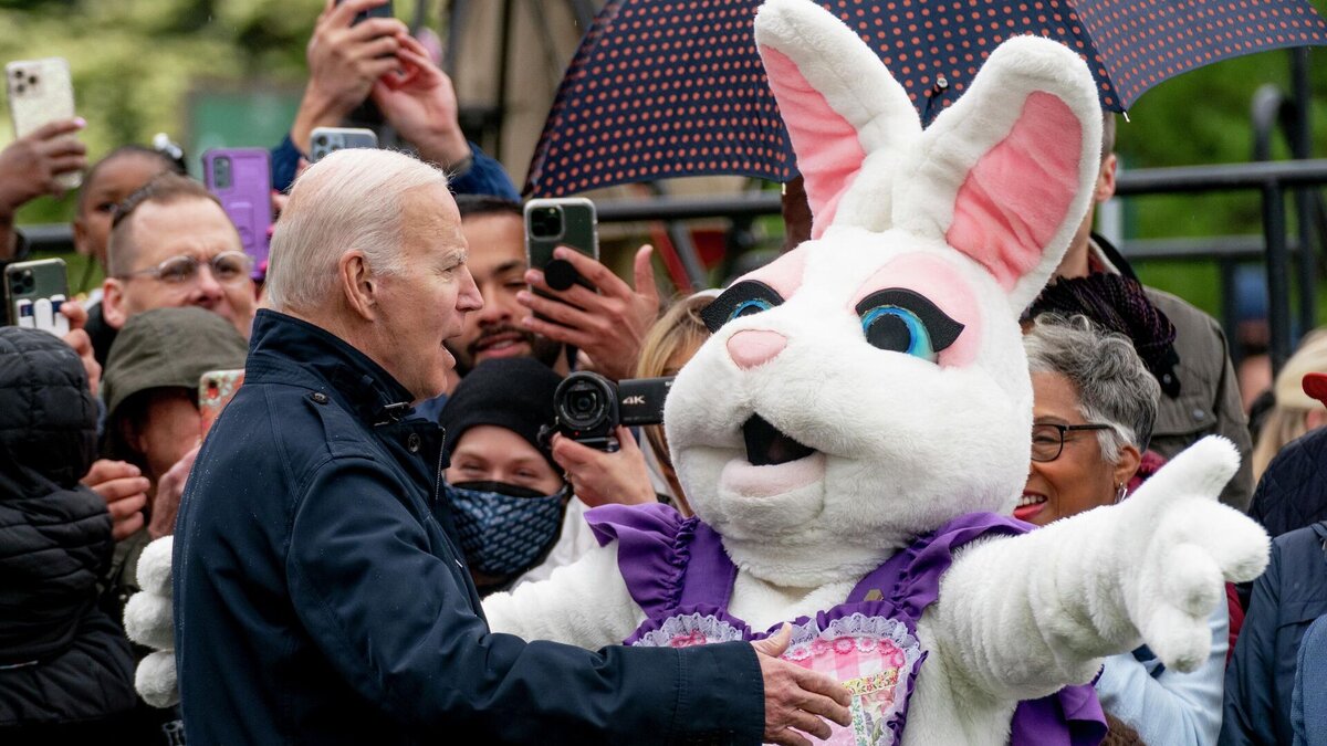 Танцы Байдена с кроликом это просто начало...