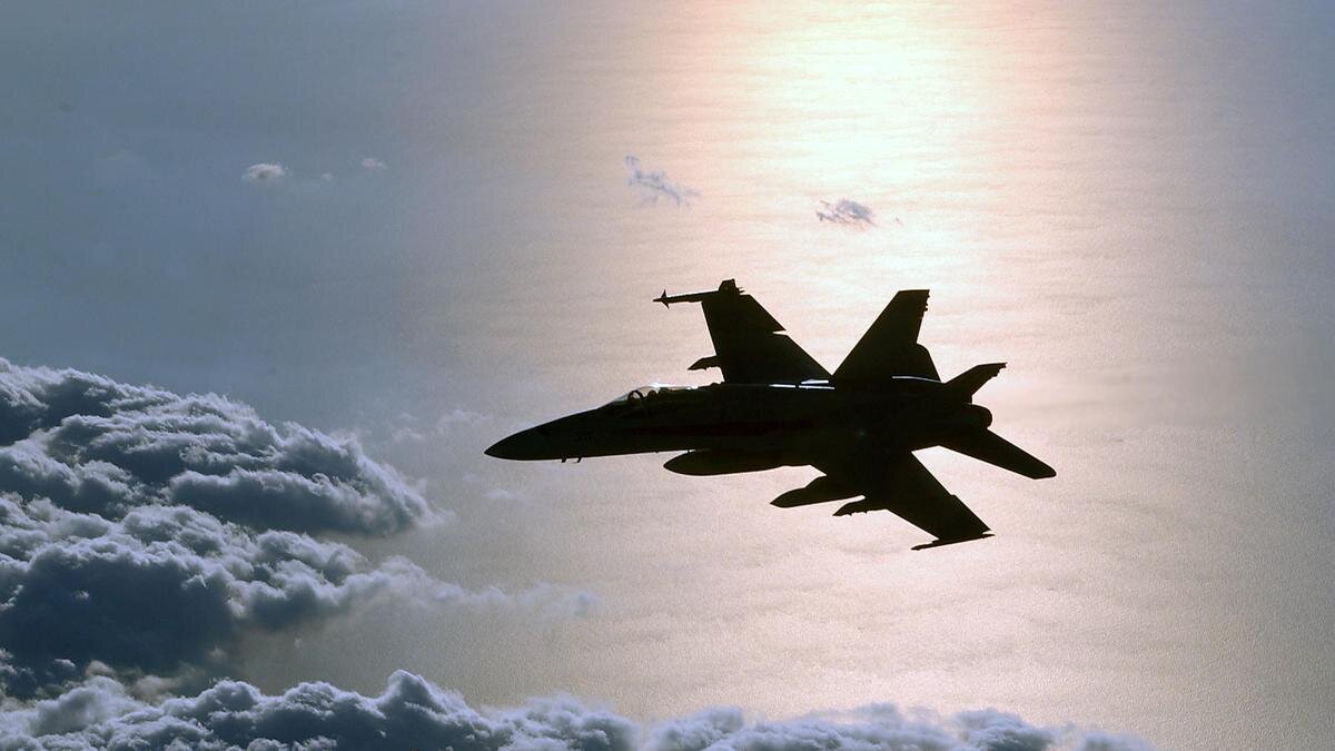    Истребитель в небе:Mark Bucher/U.S. Navy/Getty Images