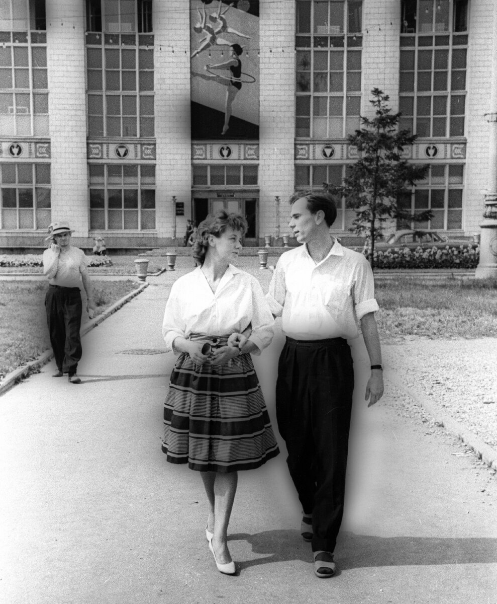 Лидия и Валентин Ивановы в Лужниках в августе 1960 года. Фото  Олег Неелов, архив «СЭ» 