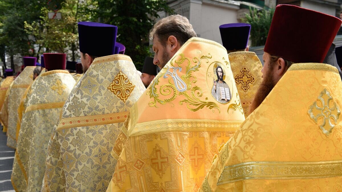    Священнослужители во время крестного хода в Киеве© РИА Новости / Стрингер