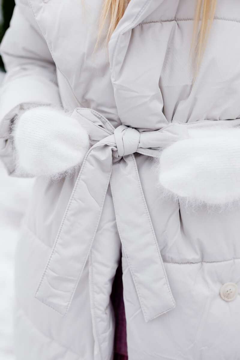 Пальто-пуховик Zarina, юбка Zarina, свитер Zarina (2 этаж ТРЦ Galleria Minsk), шапка и варежки Mia (TREND PARK, 5 этаж ТРЦ Galleria Minsk), обувь TODO (3 этаж ТРЦ Galleria Minsk).