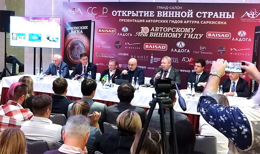 Тот, что в президиуме и с микрофоном - А.Саркисян