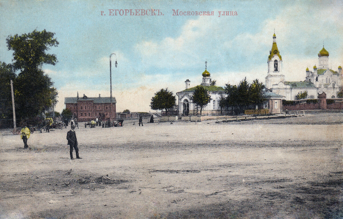 Никольская часовня. Вид с Советской (бывшая Московская улица). С данного ракурса сейчас Свято-Троицкий Мариинский женский монастырь не увидеть. Его перекрывает здание ДК "Пегас". Фото из открытых источников.