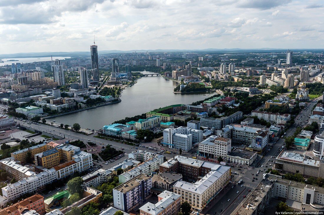 В городах и других населенных. Екатеринбург столица Урала. Екатеринбург третья столица. Екатеринбург город миллионник. Современный российский город.