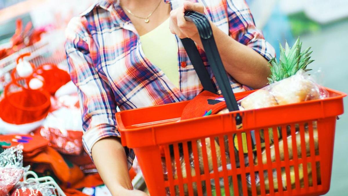    Женщина держит в руках корзину с продуктами питания:gilaxia/Getty Images