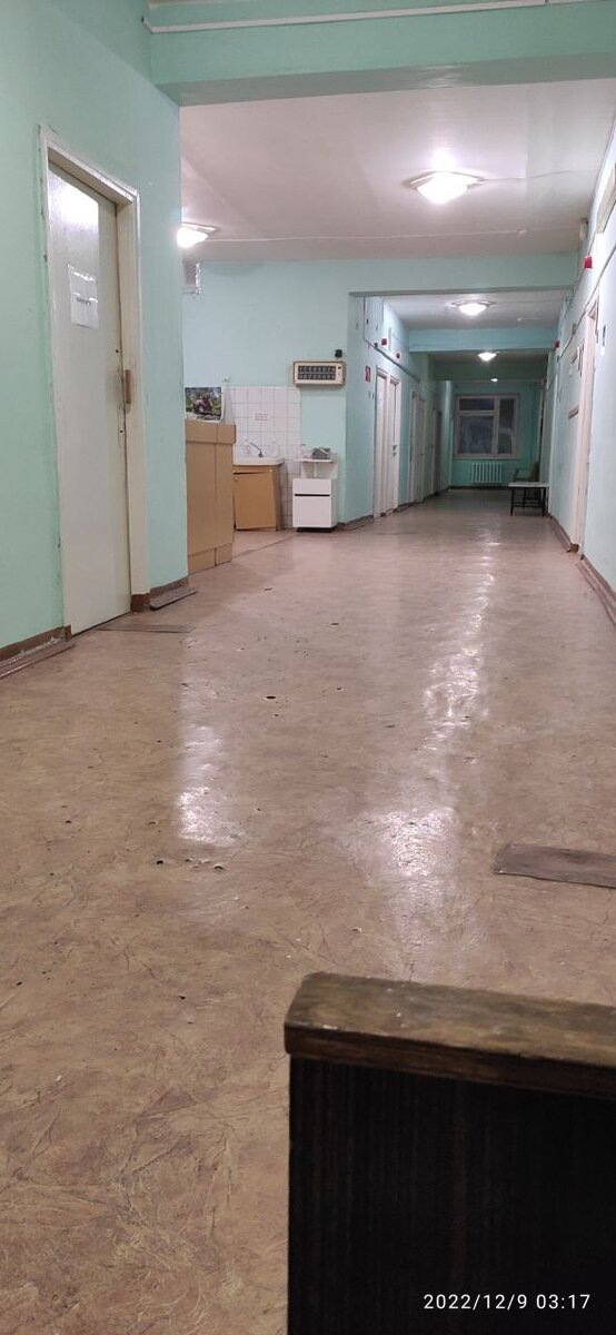 Больница не новая. Утром медсестра принесла листочек с назначением: Мирамистин в горлышко, Физ.раствор в носик. Самих лекарств почему то не принесла. Я не стала спрашивать, попросила маму, она купила и передала