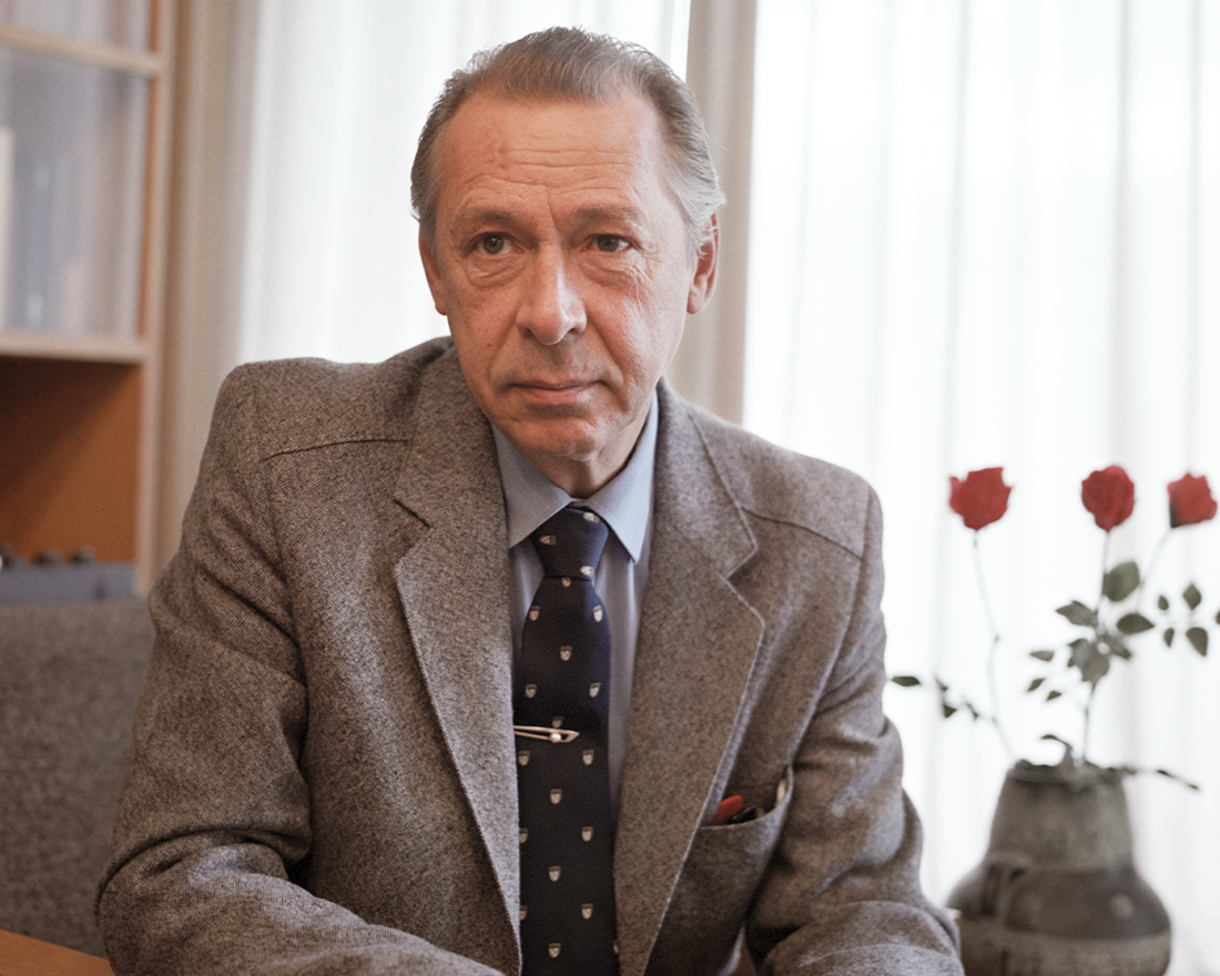 1. Олег Николаевич Ефремов — русский актёр, режиссёр, организатор театрального дела и театральный педагог