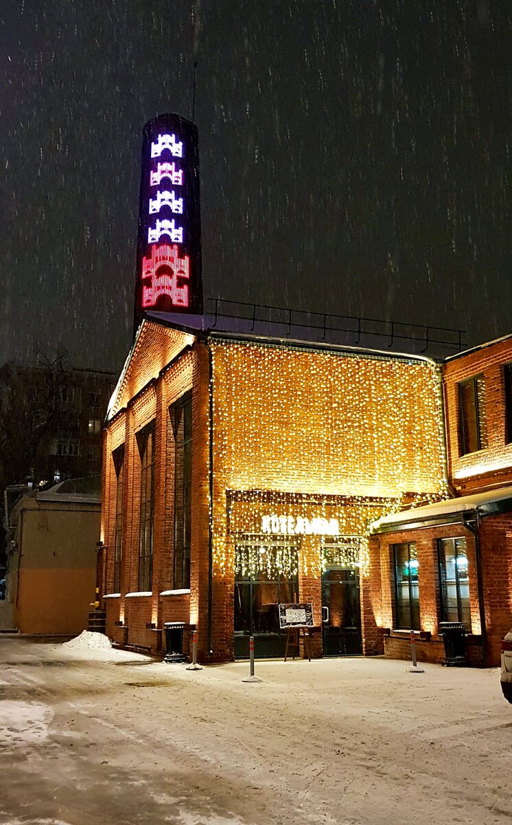 Адрес: Лесная улица 20, строение 5. (вечерняя фотография выглядит ярче)