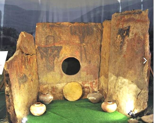 Вот как оправдывают лесорубы хаотичную прокладку ими глубоких, до глины, трелёвочных дорог через леса, поверх старых аккуратных грунтовок, ещё и разрушая при этом древние поселения и могильники разных-10