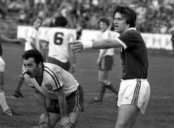 «Торпедо» - «Динамо» (Москва) - 1:1. Динамовец Валерий Газзаев (в белом) и торпедовец Василий Жупиков.