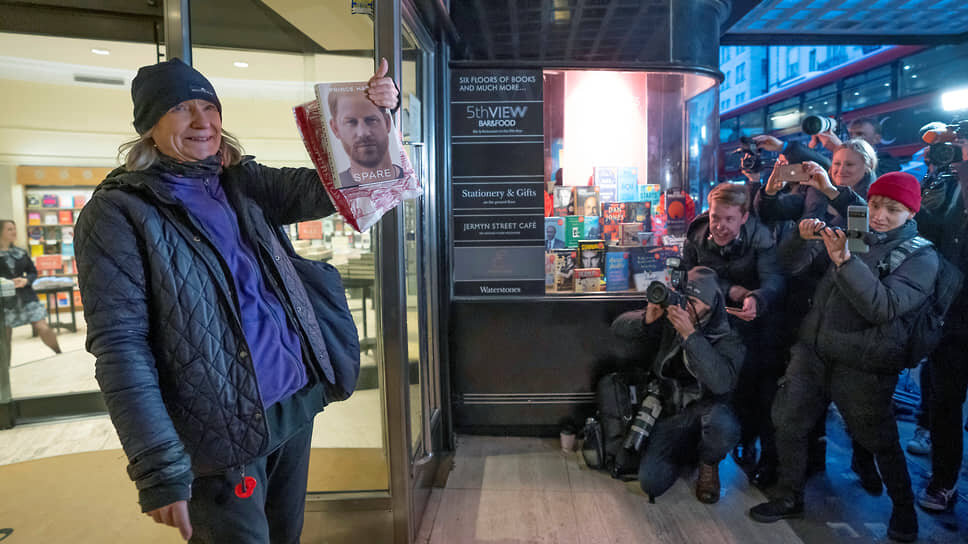 Фото: Kin Cheung / AP📷Покупатель лондонского книжного магазина держит в руках мемуары принца Гарри