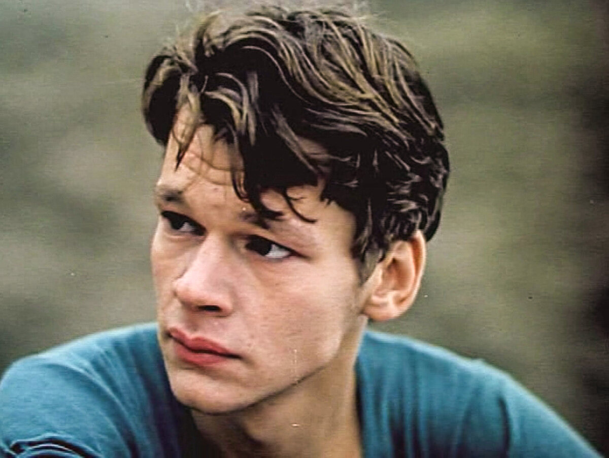 Вечно недовольное, обиженное лицо. Кадр из фильма "Зонтик для новобрачных"