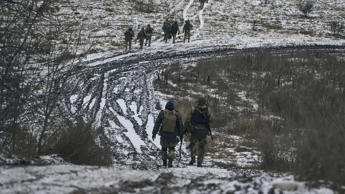    Украинские солдаты возле Артемовска© AP Photo / LIBKOS