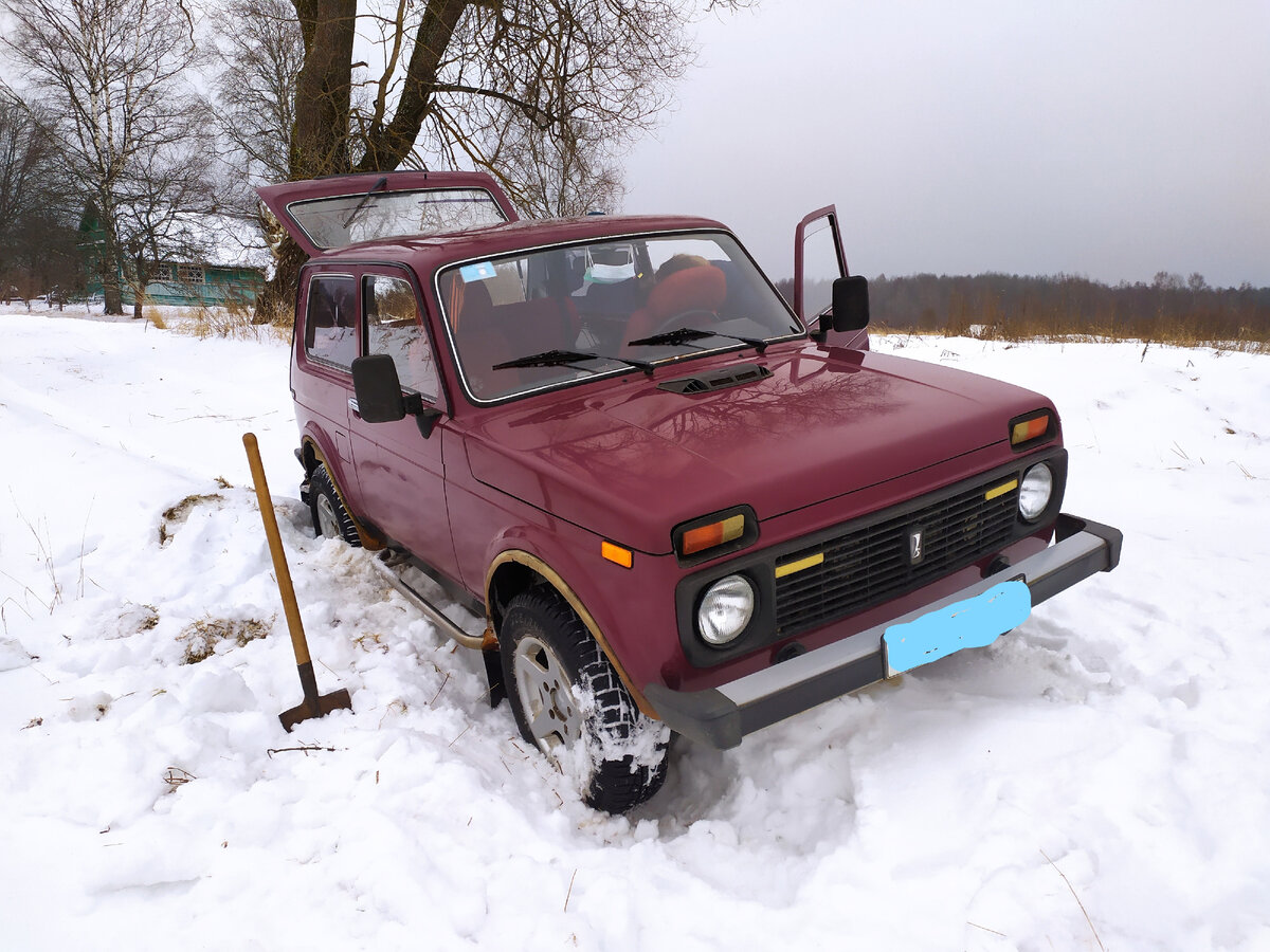 Машину снесло с дороги