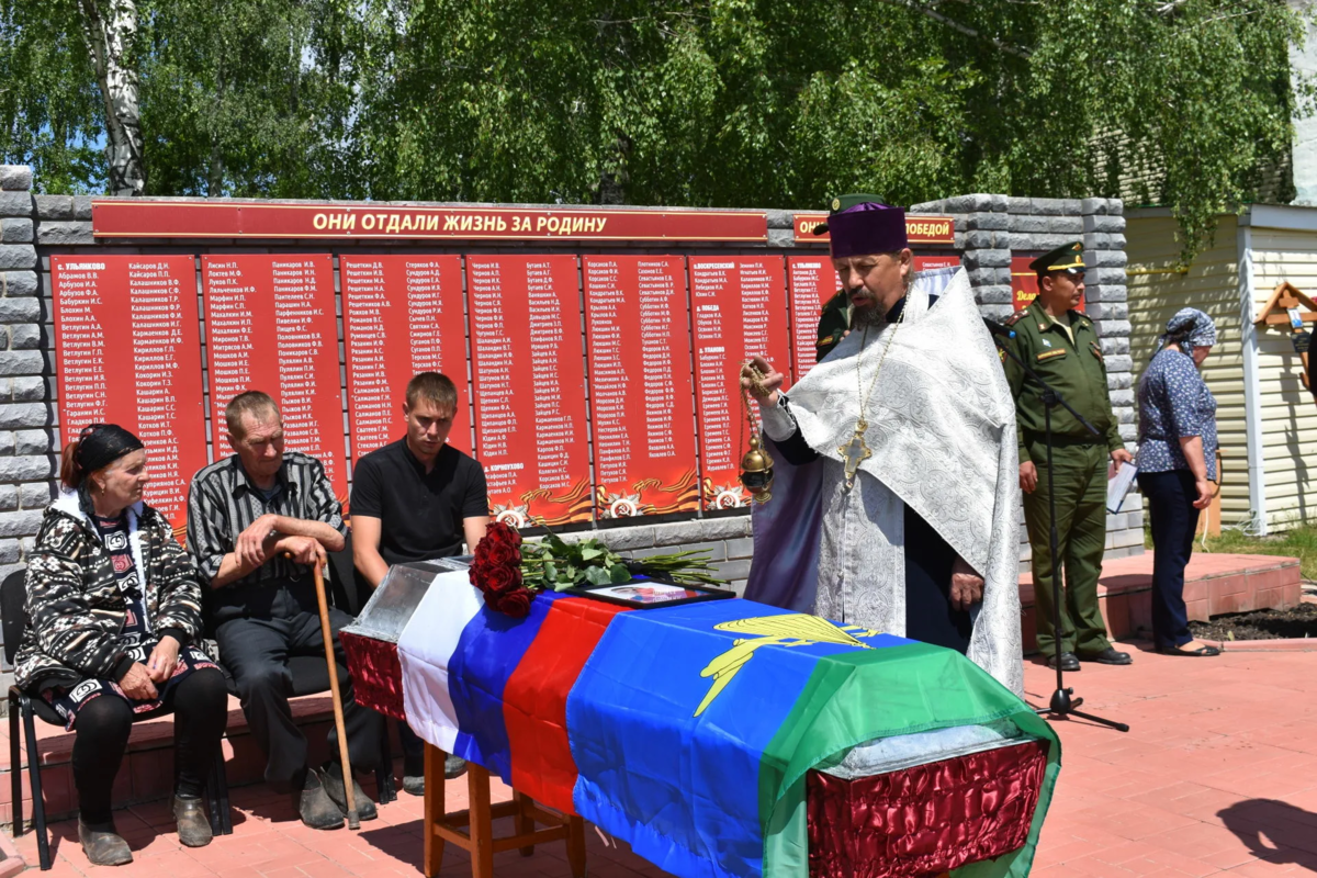 3 го августа. Кладбище военных погибших на Украине. Могилы военнослужащих погибших. Похороны солдат погибших в Украине. Похороны солдата погибшего на Украине.