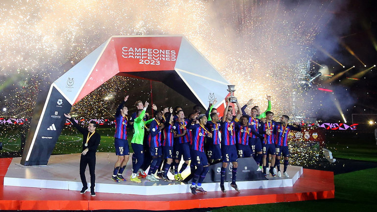    Хави празднует победу в Суперкубке Испании-2023.