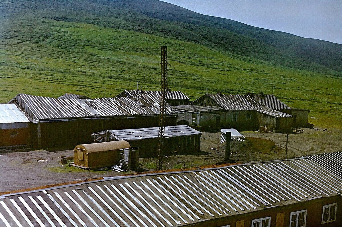 Дом на переднем плане - казарма, левее склад, а правее - офицерские дома.