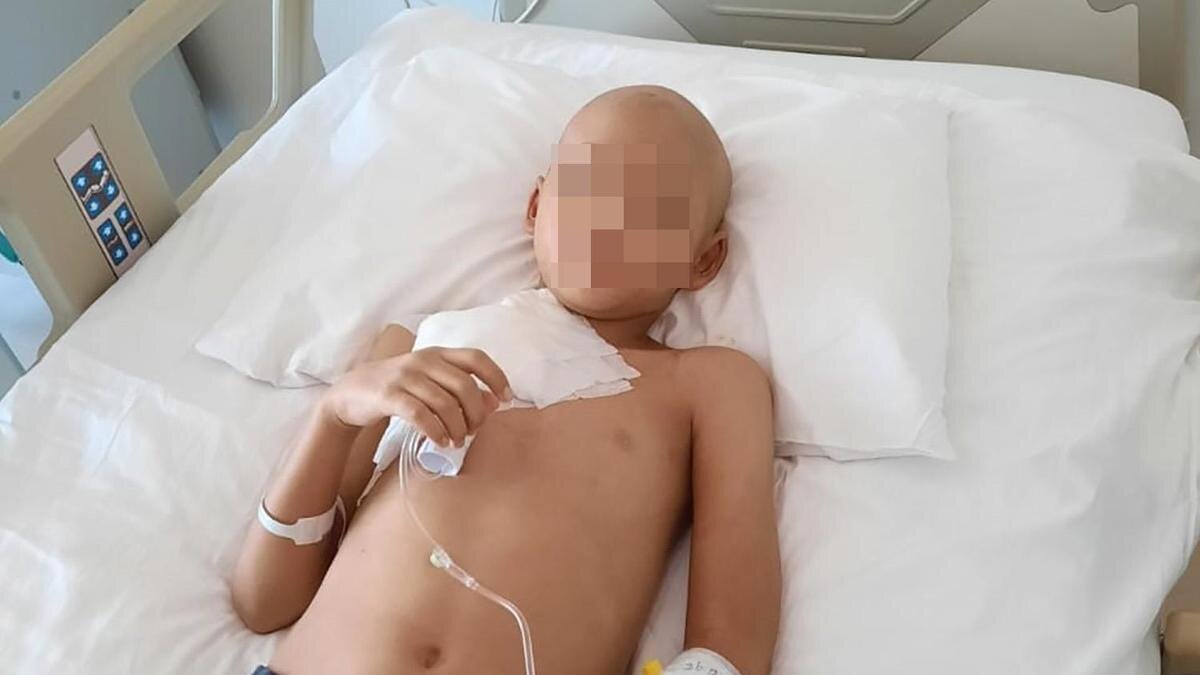    Мальчик лежит на кровати в больнице:из личного архива
