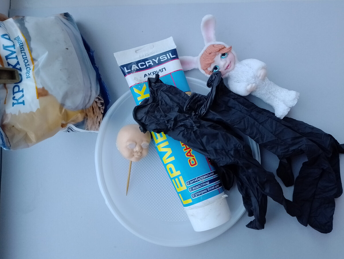 Перчатки в этот раз мне попались чёрные Личики лучше смазать заранее, чтобы потом не снимать ради этого перчатки и не одевать их заново. Фото из архива автора.