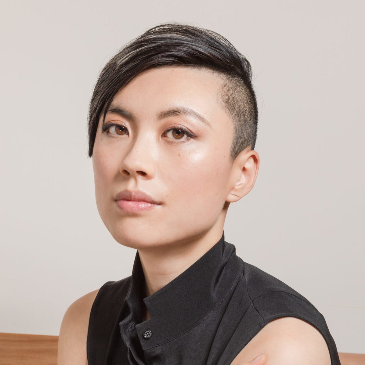 Молодой автор Си Памжань, лауреат престижных мировых литературных премий «Молодые львы», "Эрнеста Хемингуэя", "Фолио", выбор сайта Goodreads, лонг- лист Букеровской премии- и всё это, прошу заметить, за дебютный роман.  