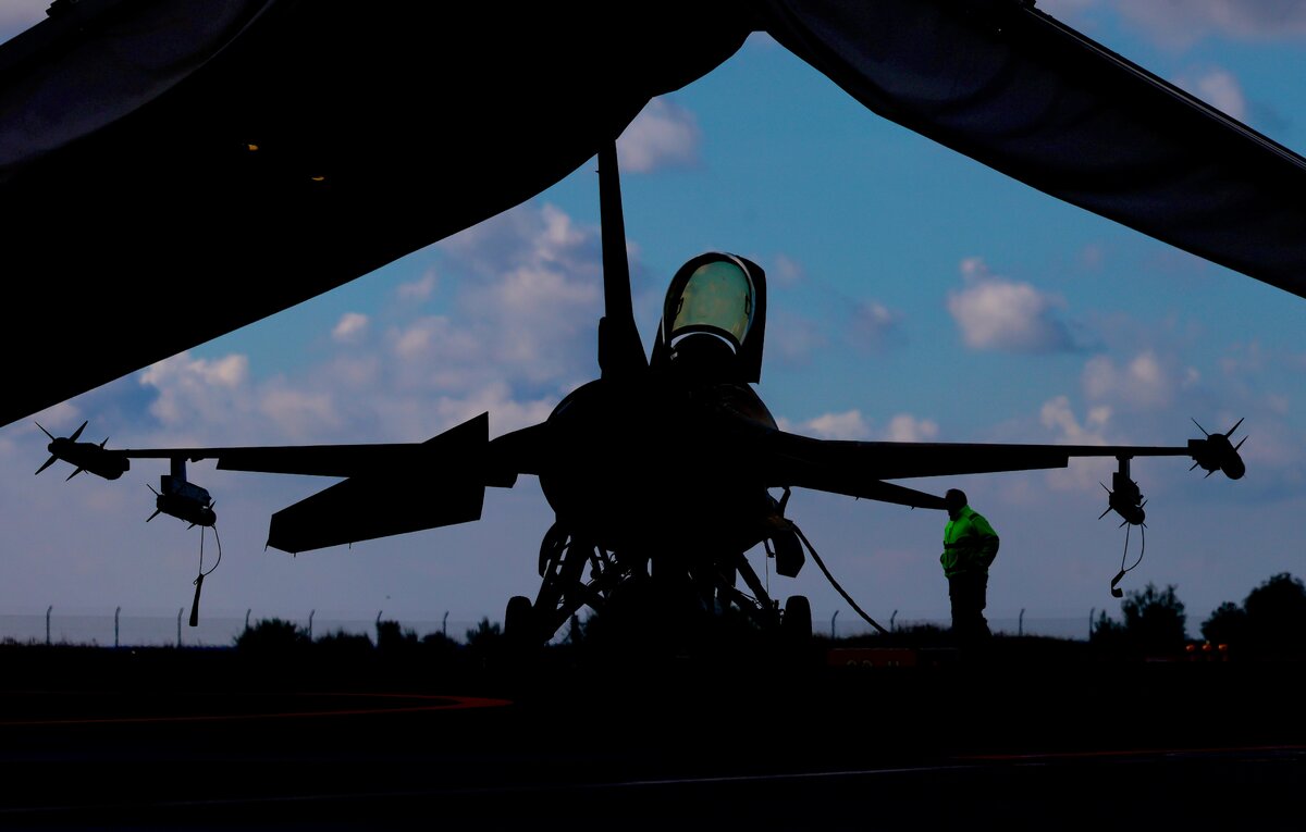    Истребитель F-16  EPA-EFE/HANNIBAL HANSCHKE