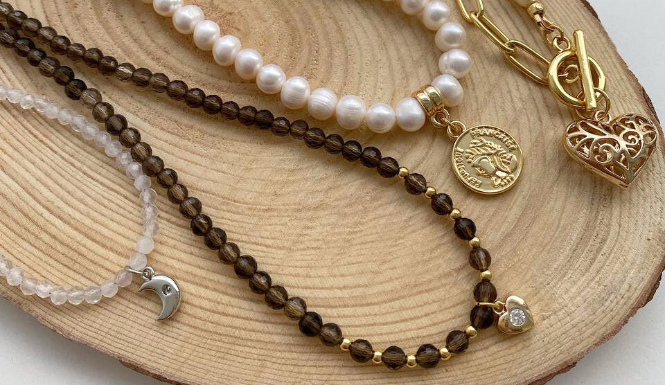 Чокеры и колье из камней и металлической фурнитуры