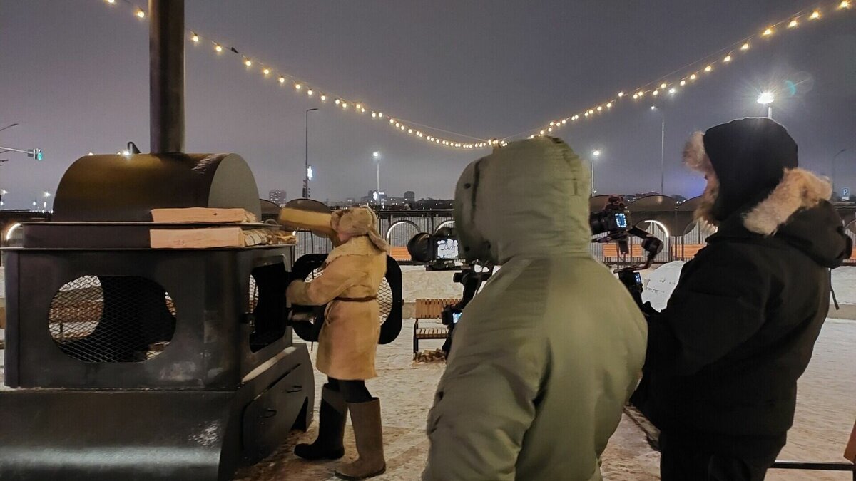     Первый канал снимает передачу «Жизнь Своих» в Нижнем Новгороде. Съемочная группа передачи побывала 27 января на Нижегородской ярмарке, где затопила печь и пообщалась с народным музыкальным коллективом. Об этом сообщает корреспондент NewsNN.