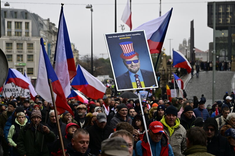    Protestní průvod k budově České televize za umožnění vystoupení ve vysílání ČT, 17. listopadu 2022, Praha. kievb