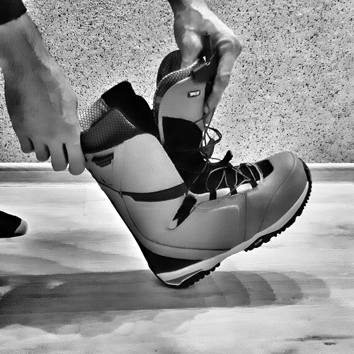 Расшнуровываем ботинок и ставим его на пятку.