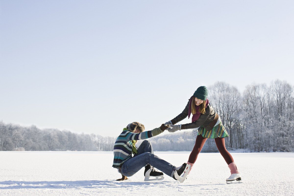 Winter skate. Катание на коньках пары. Парочка катается на коньках. Две девушки на катке. Парень и девушка катаются на коньках.