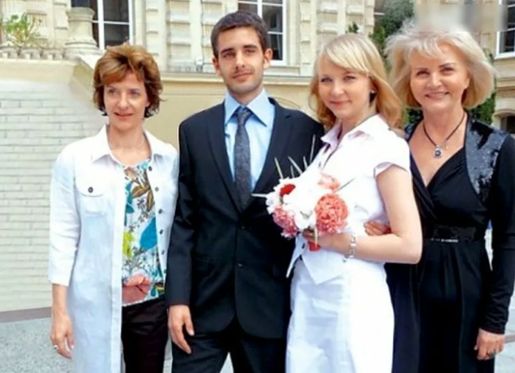 Ольга Науменко с дочерью (рядом с актрисой)