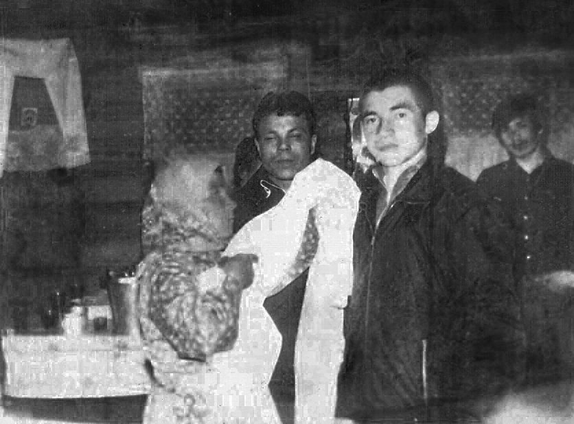 Нина Тихонова повязывает своему сыну Вадиму платок