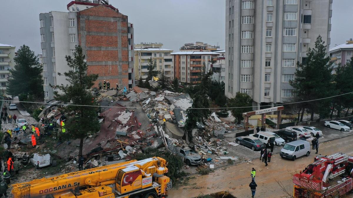    Последствия землетрясения в Турции:Mehmet Akif Parlak/Anadolu Agency via Getty Images
