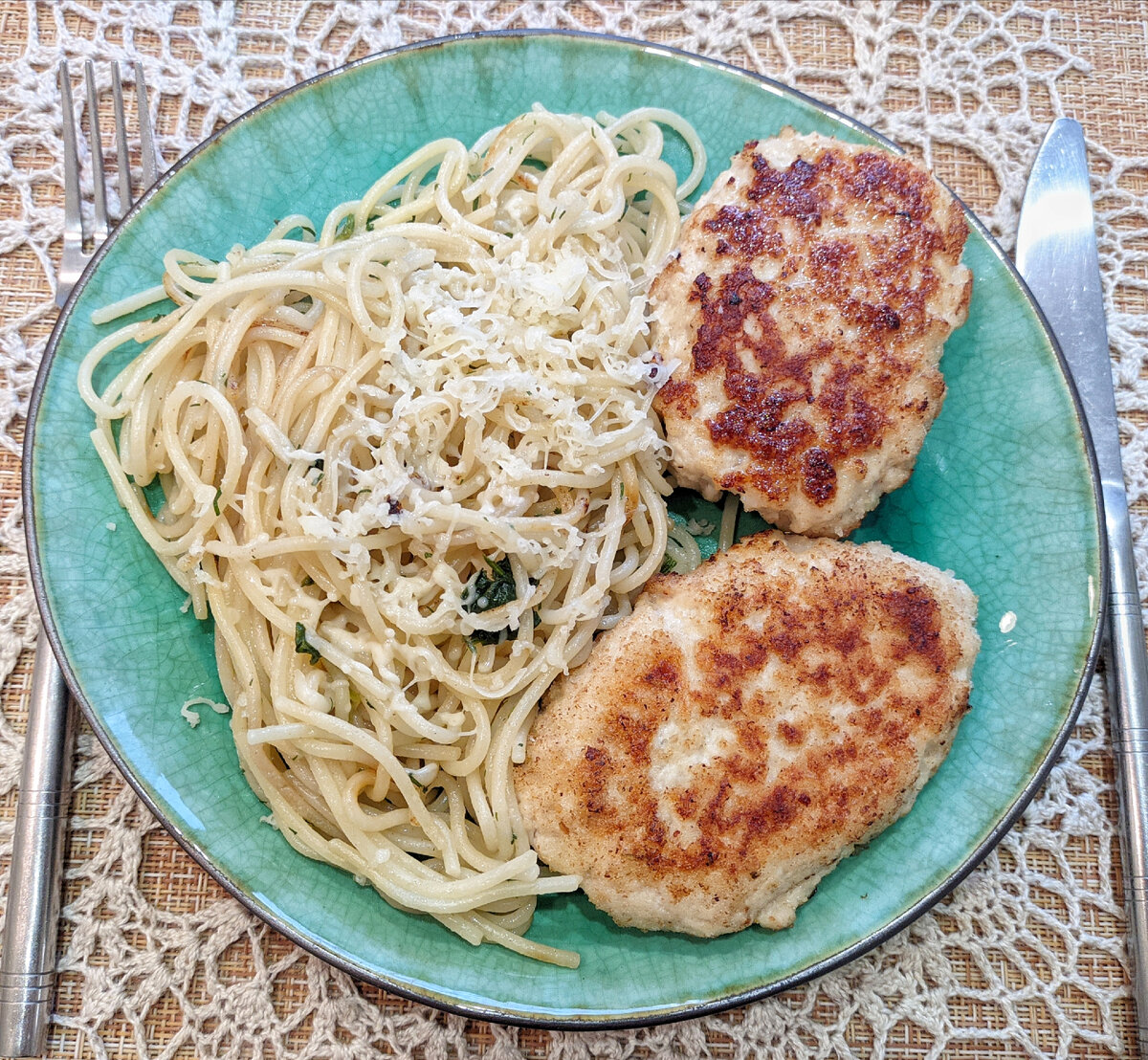 Куриные котлеты с макаронами и сыром