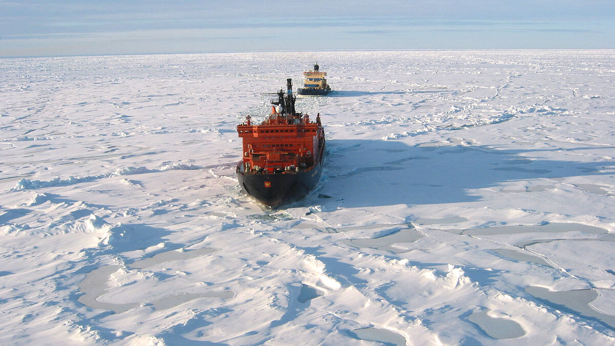    Северный морской путь обычные транспортные суда проходят при сопровождении ледоколов