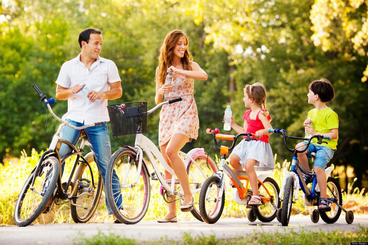 Совместные картинки. Велосипеды для всей семьи. Семья на велосипедах. Счастливая семья на прогулке. Прогулка на велосипеде.
