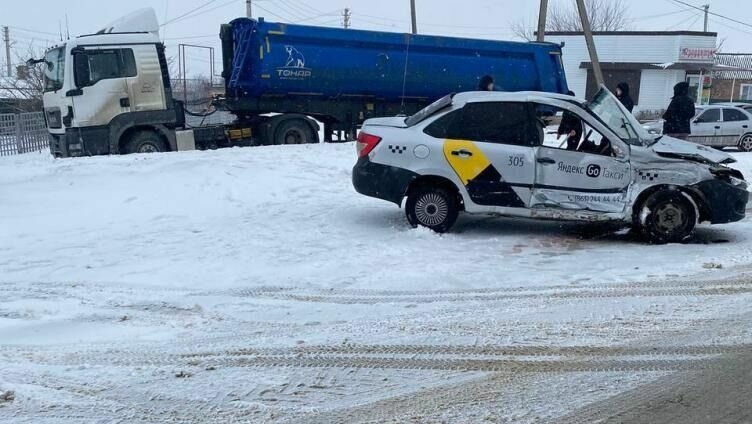     Водитель легковушки в Ростовской области попал в больницу после столкновения с фурой, сообщили в ГИБДД России по региону.