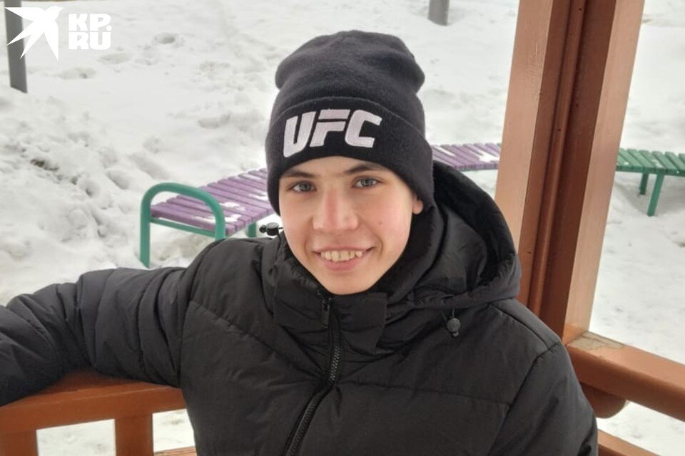     Подросток тренируется прямо в больнице с помощью эспандеров. Фото: Предоставлено родителями