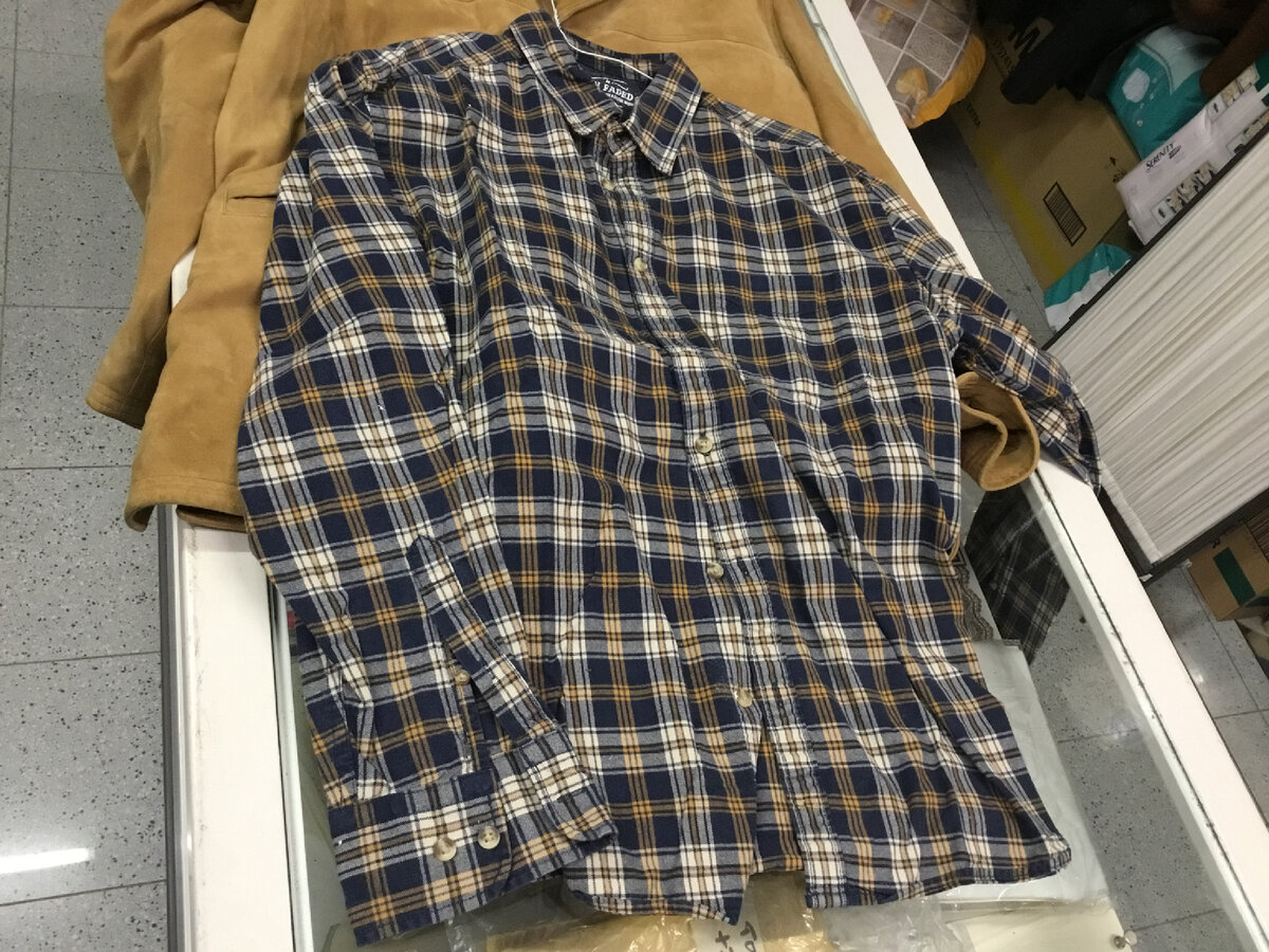 Фланелевая хлопковая рубашка. Стоит 2 евро, как и джинсы.