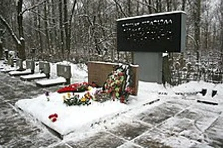 Мемориал морякам теплохода «Механик Тарасов» на Серафимовском кладбище Санкт-Петербурга, трагически погибшим в Атлантическом океане 16 февраля 1982 года.