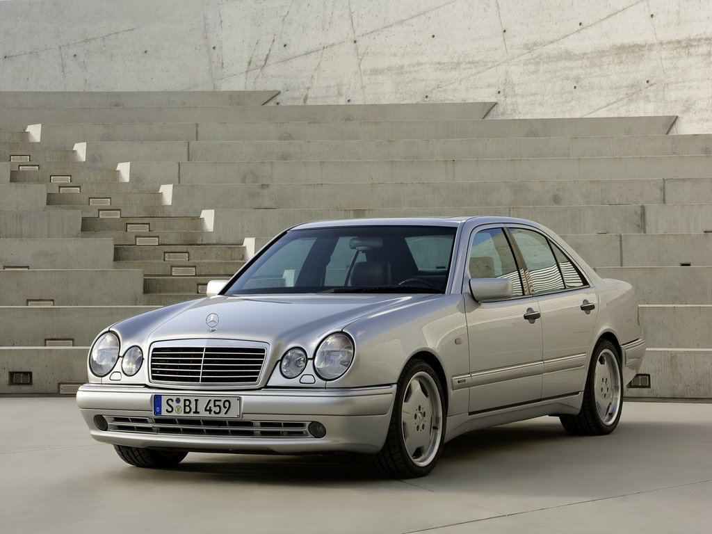 Мерседес-Бенц Е-класс • 1 поколение (W124) • 1984–1995 Первый Mercedes-Benz Е-класса выпускался с 1984 до 1995 — это были седаны и универсалы W124.-2