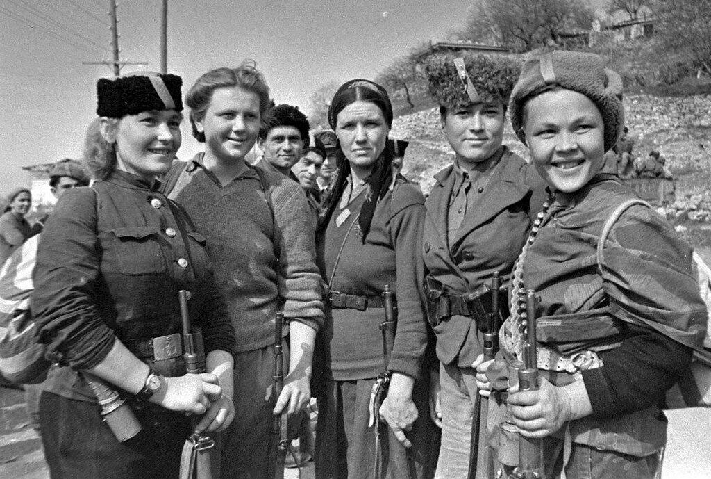 Женщины прошедшие войну. Женщины на фронте 1941-1945. Партизанки Великой Отечественной войны. Женщины на войне 1941.